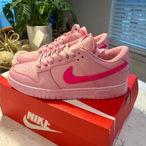 Nike Triple Pink Sneakers